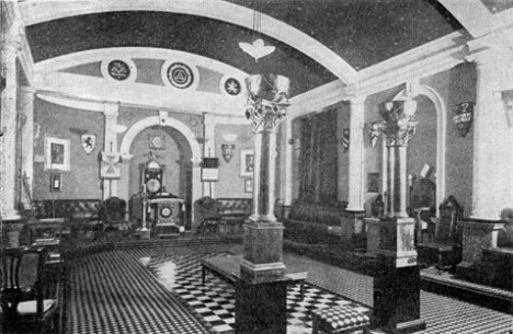 De 2 zuilen in een Masonische loge in British Columbia