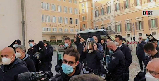 Wenen, Napels, Rome: Politie weigert orders uit te voeren en kiest kant van het volk